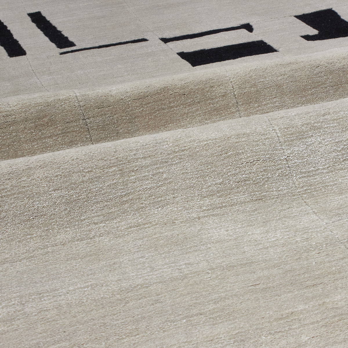 Alfee Ivory/Black