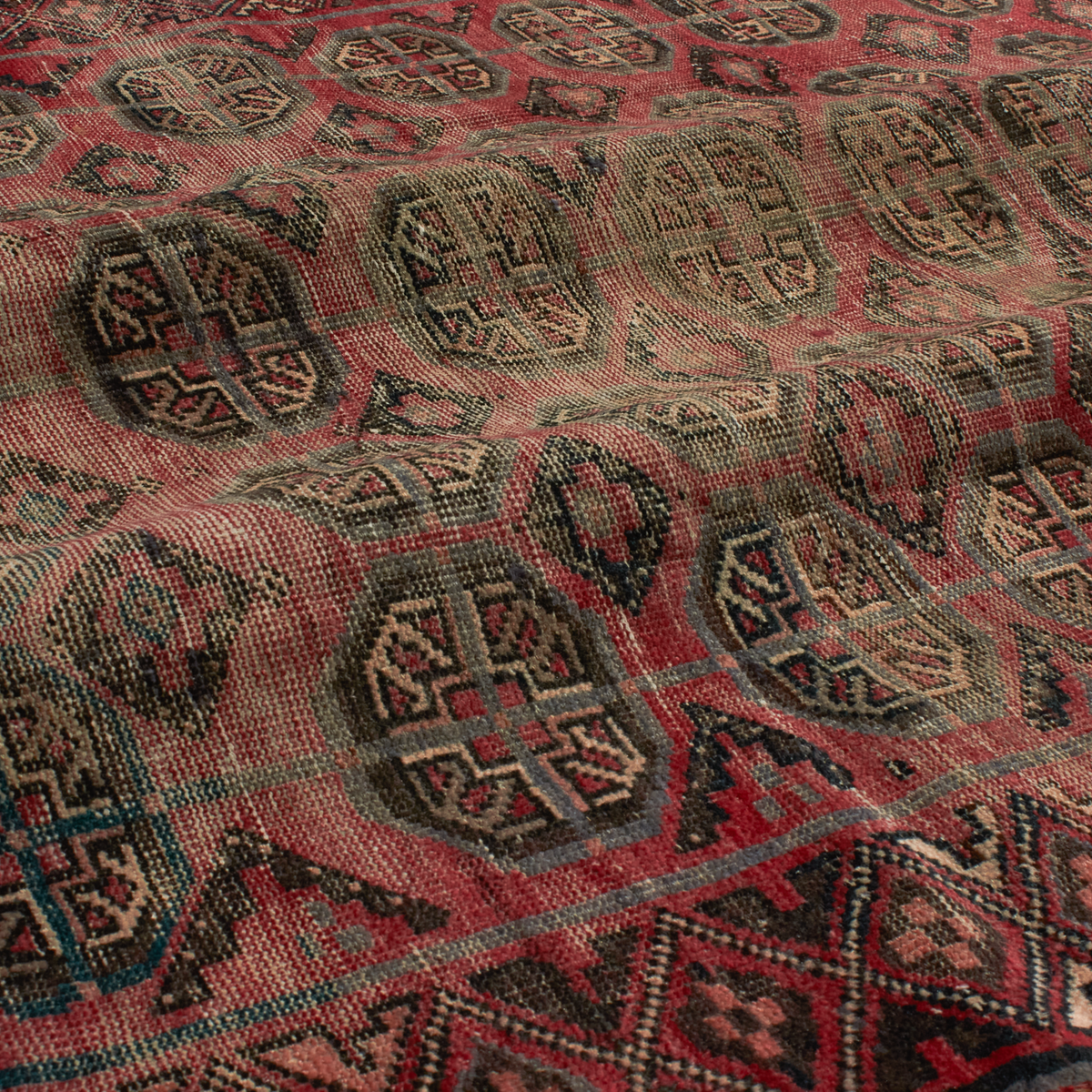For generations, Elte has worked with expert local rug pickers throughout Morocco, Iran, Turkey and Europe to source vintage and antique rugs.