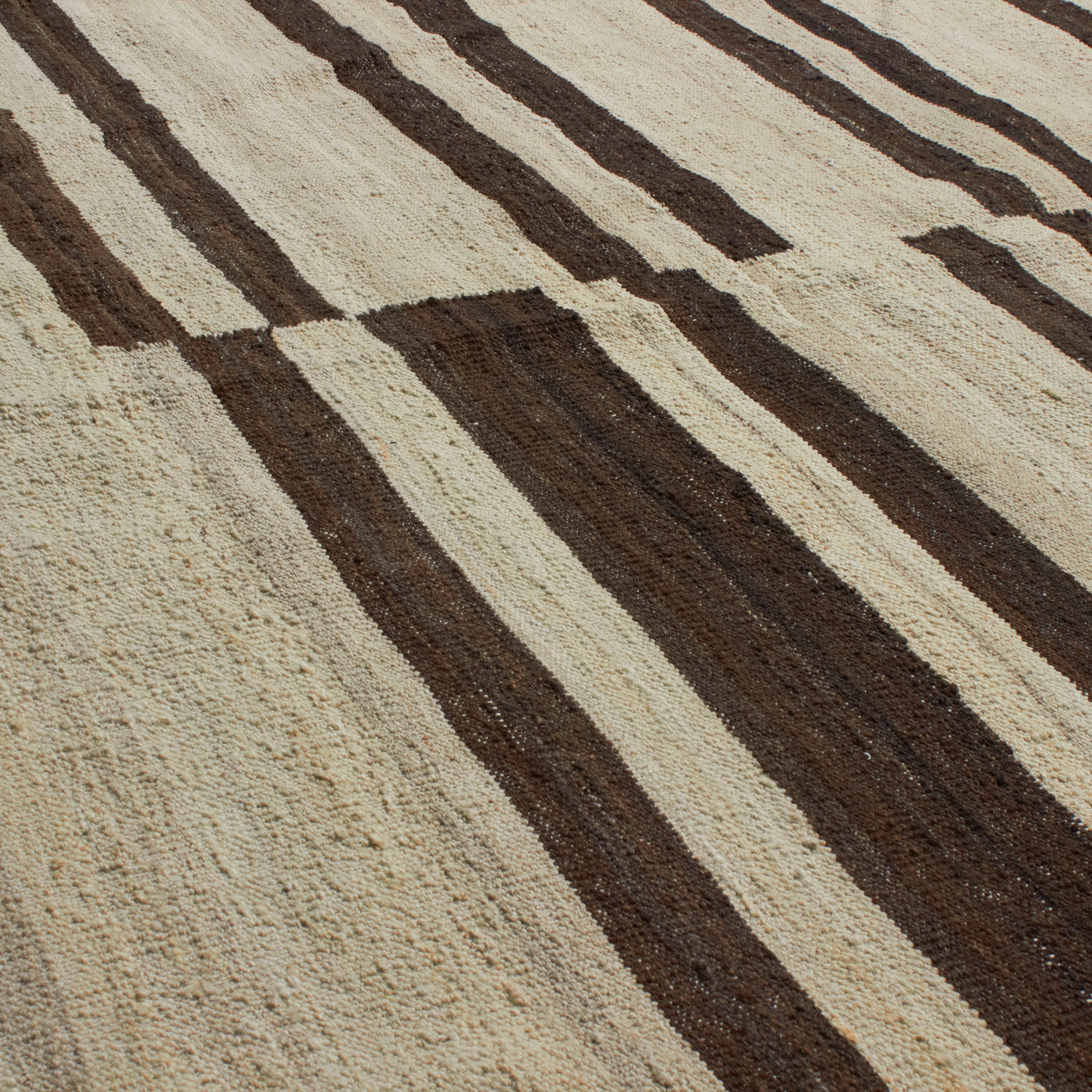 Revered for its lustre and soft hand, the natural qualities of wool from ancient Karakul sheep are honoured through restraint and refinement.