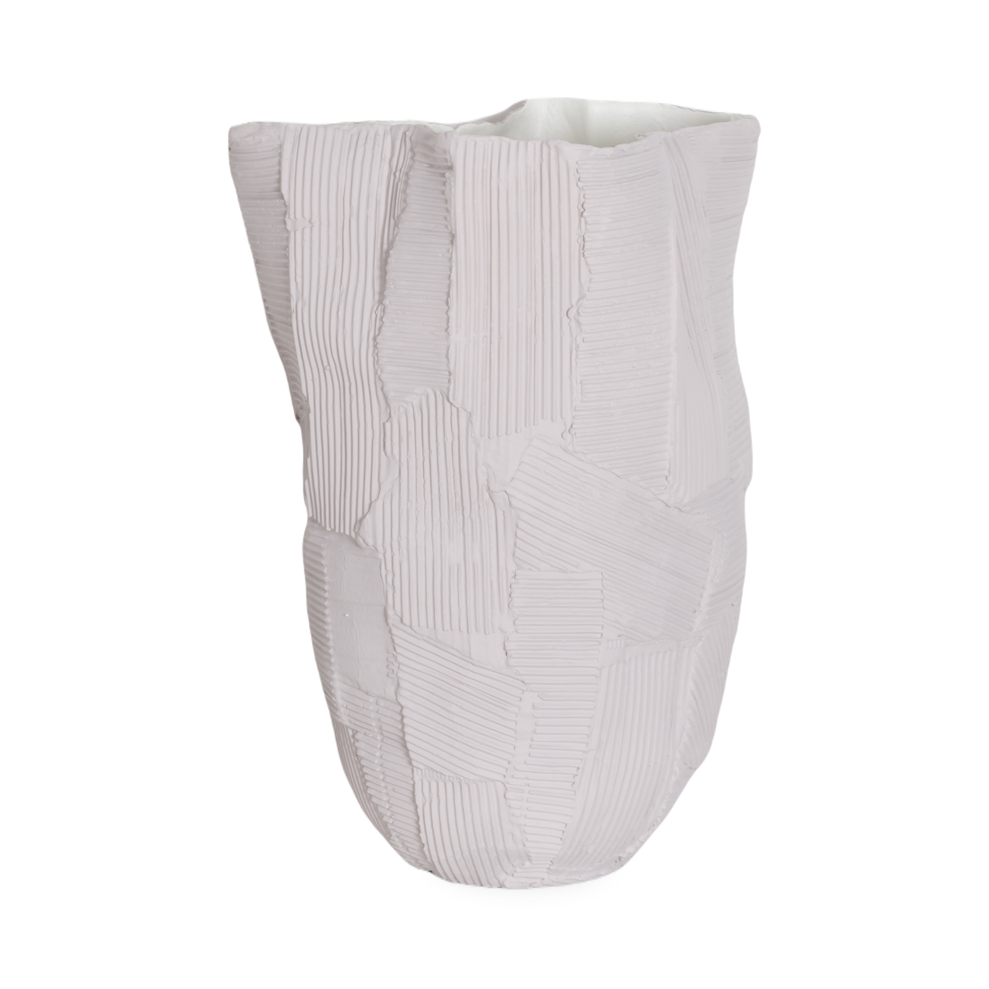 With a captivating sculptural silhouette and a truly elegant texture that dances with the light of the day, the Cartoccio Tall Bowl embraces imperfection and asymmetry.