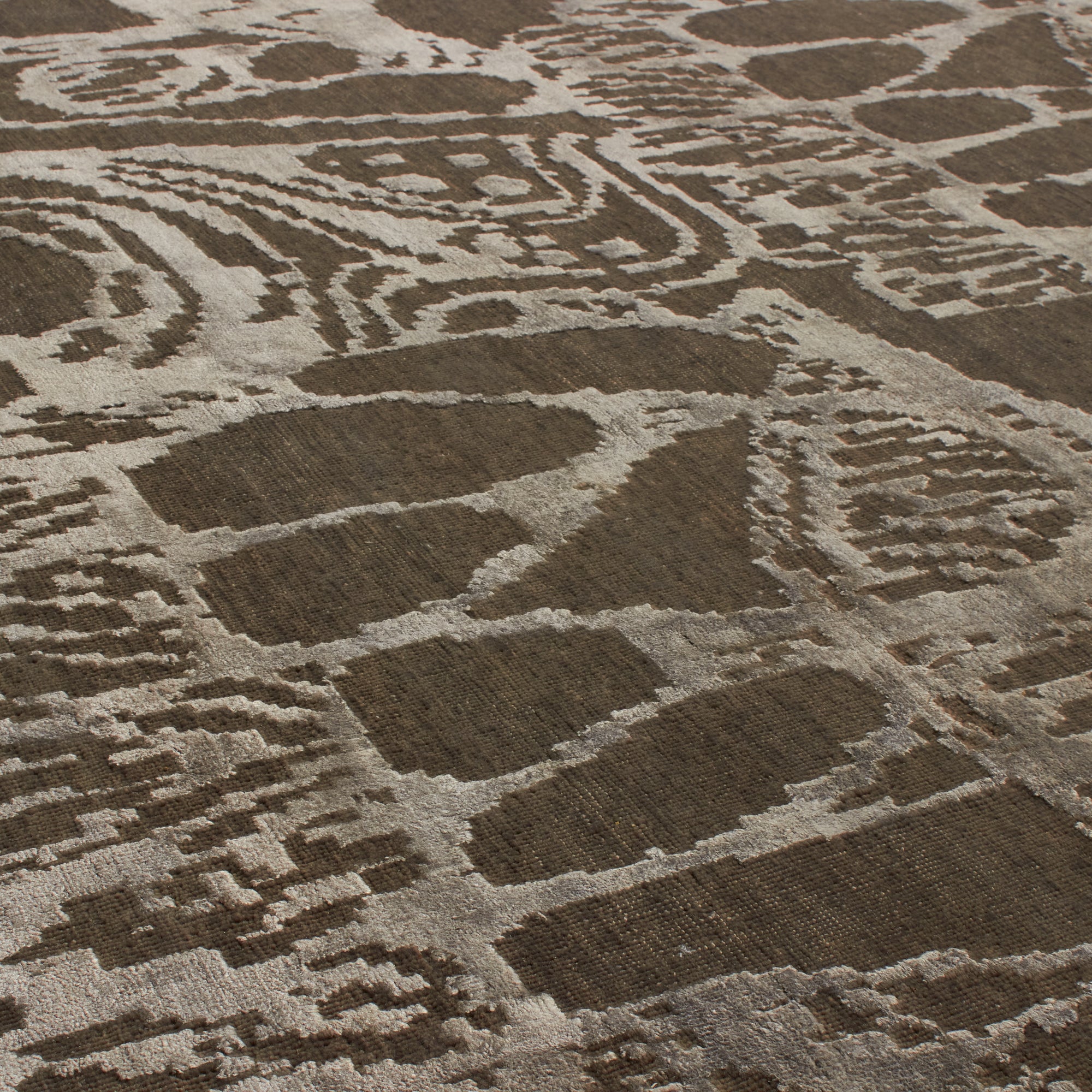The Vienna Werkstätte Rug Collection honours the early 20th century alliance of artists and designers, known as Wiener Werkstätte, who sought to eliminate the boundary between cr