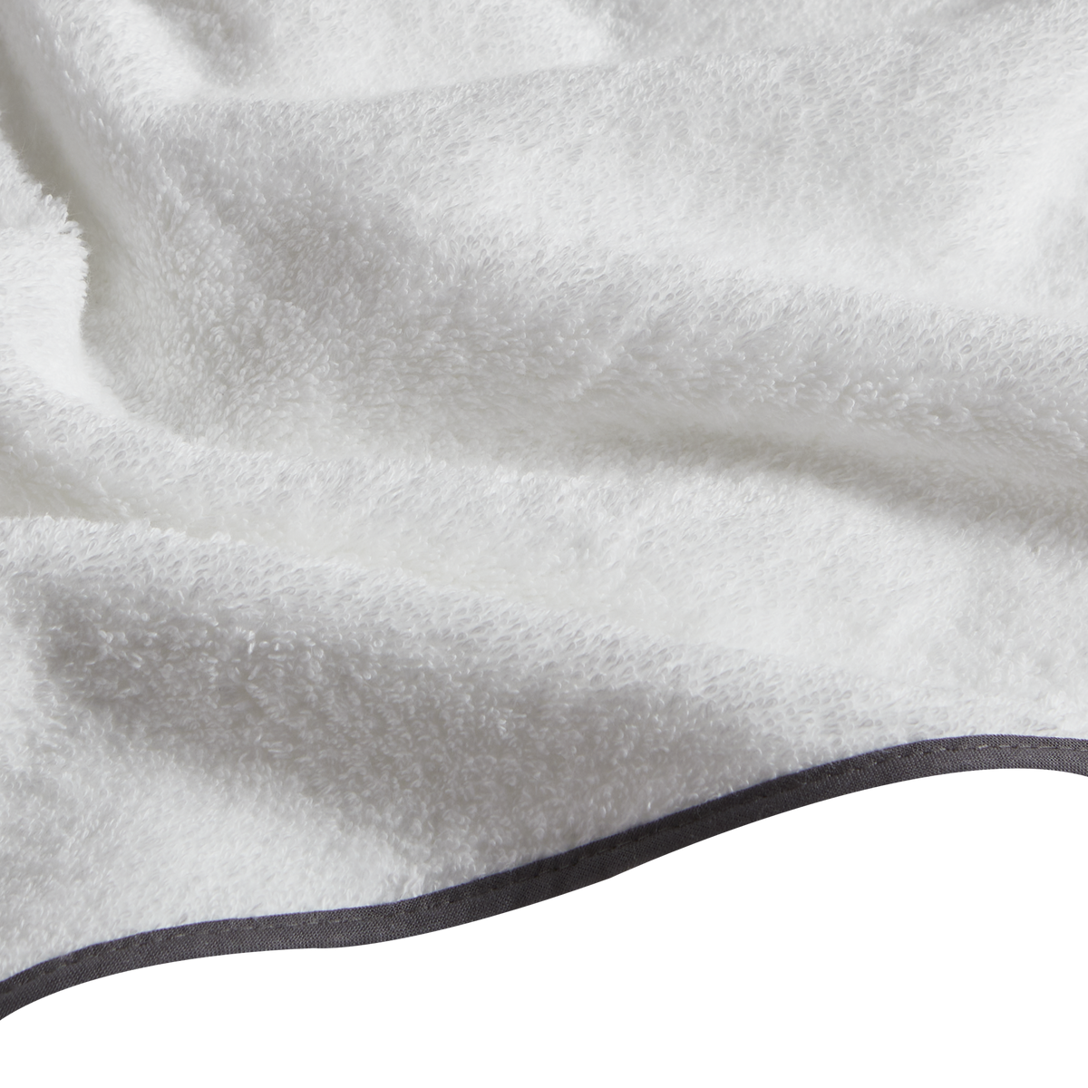 Made from luxurious long-staple cotton, Hudson features tailored cotton piping in white, black, grey or charcoal.