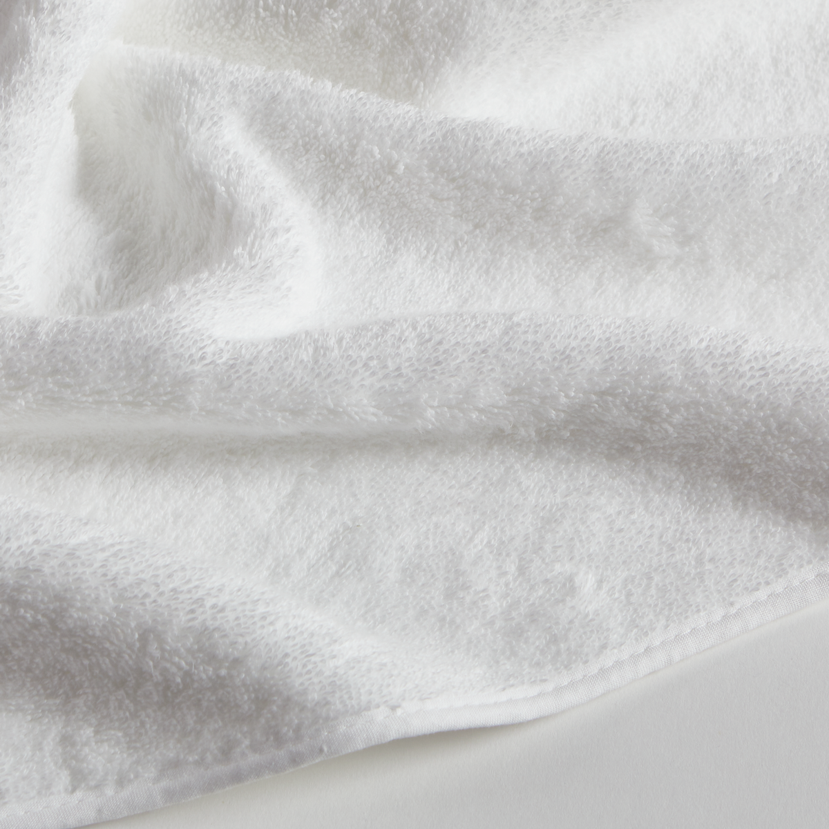 Made from luxurious long-staple cotton, Hudson features tailored cotton piping in white, black, grey or charcoal.