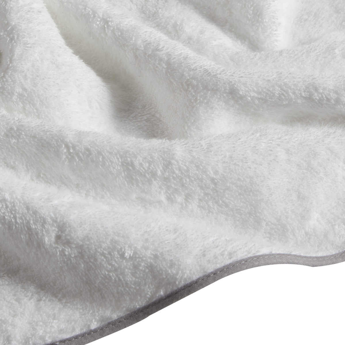 Made from luxurious long-staple cotton, Hudson features tailored cotton piping in white, black, grey or charcoal.