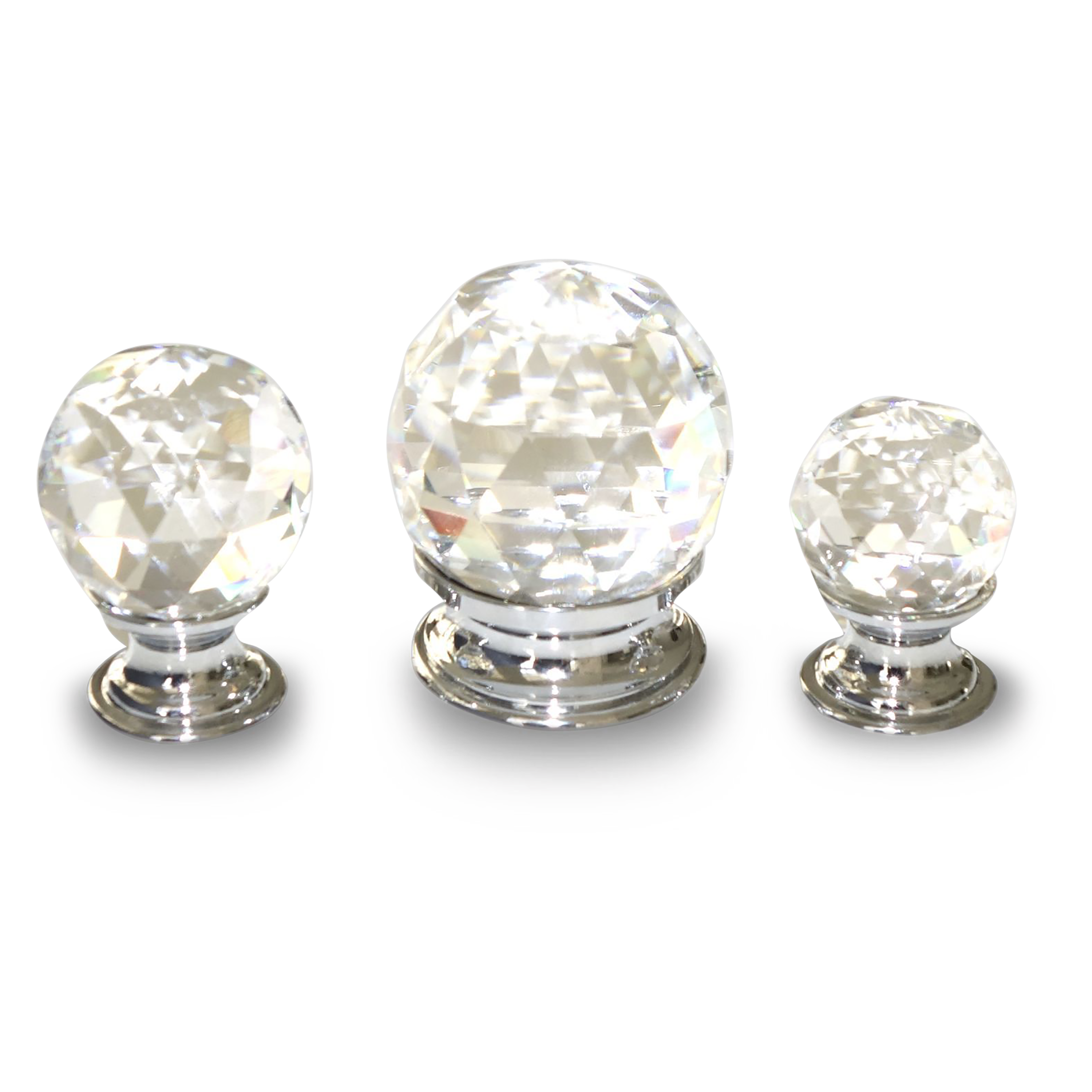 A glamorous traditional crystal knob.
