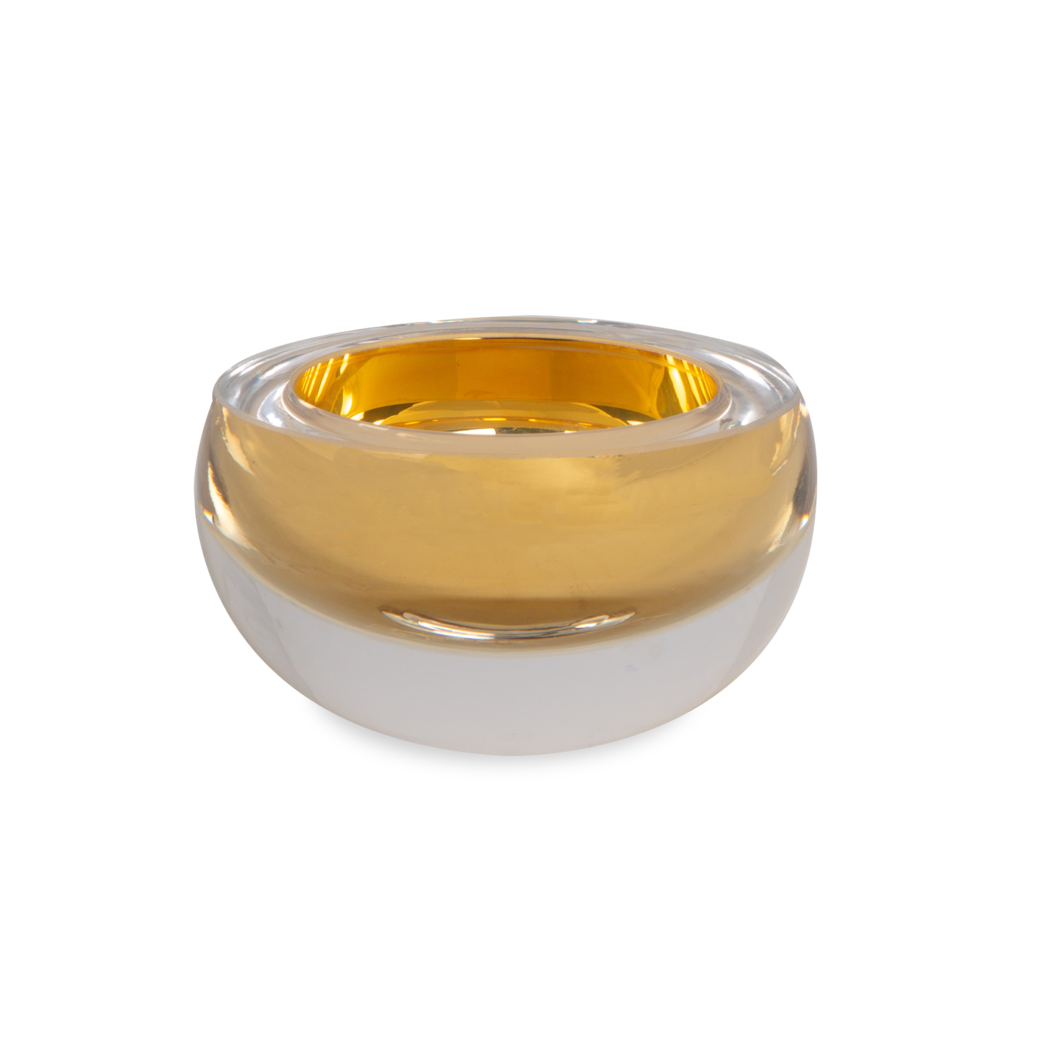 A beautiful metallic colouring adorns its thick glass and will add striking style elements to your interior.