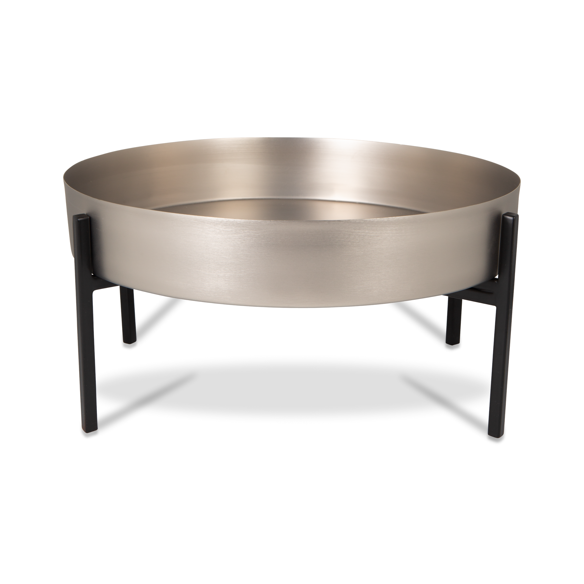 Defined by its sleek silhouette, the Sera Platter On Stand brings timeless style to indoor/outdoor entertaining.