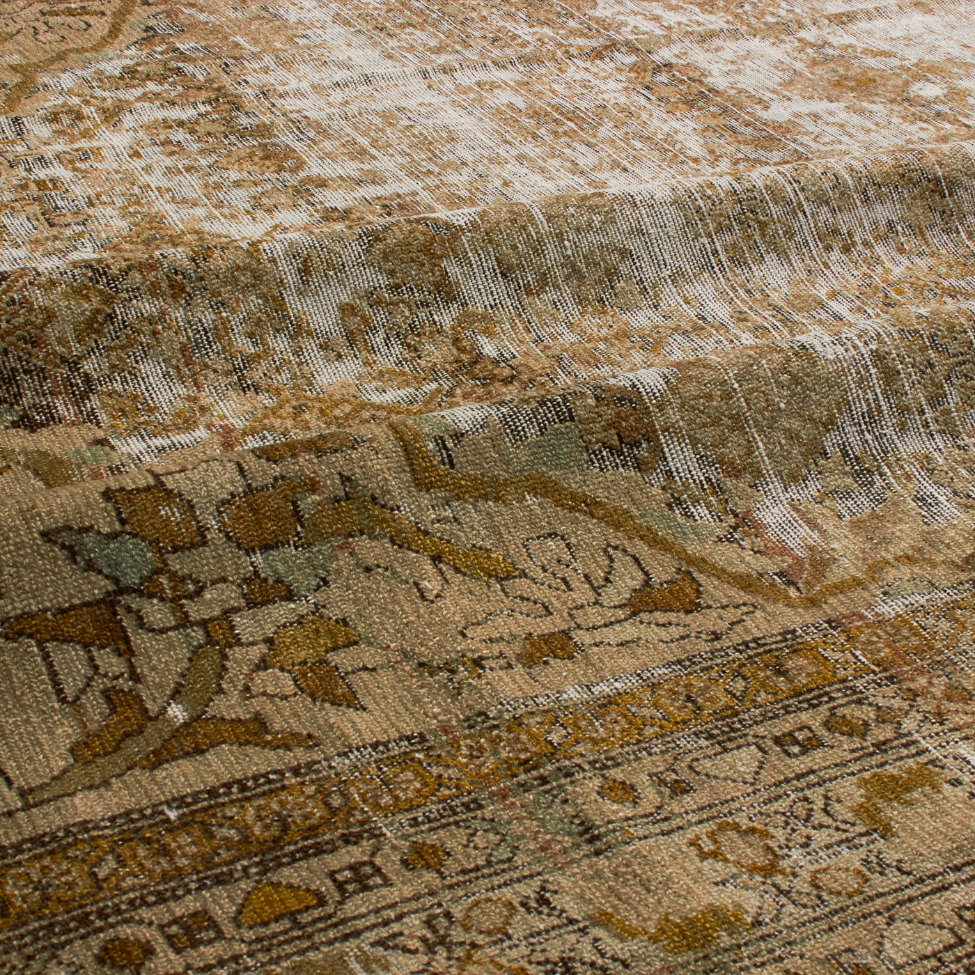 For generations, Elte has worked with expert local rug pickers throughout Morocco, Iran, Turkey and Europe to source vintage and antique rugs.
