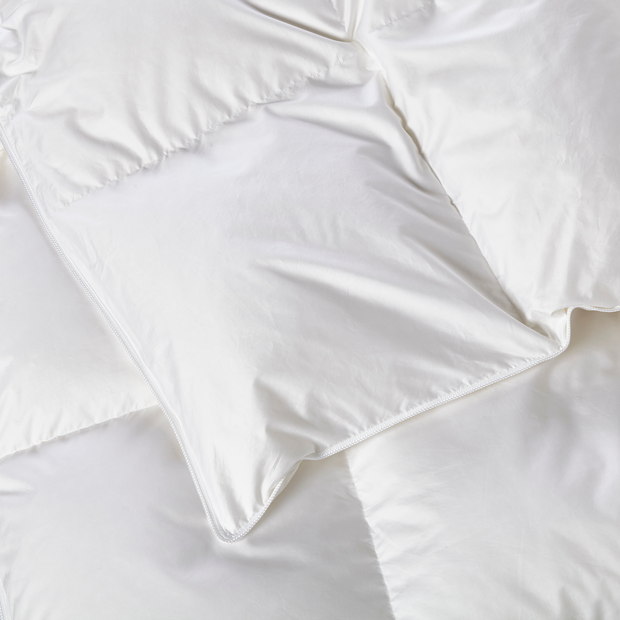 This luxurious duvet is made with white goose down - renowned worldwide for its outstanding insulation and fill power.