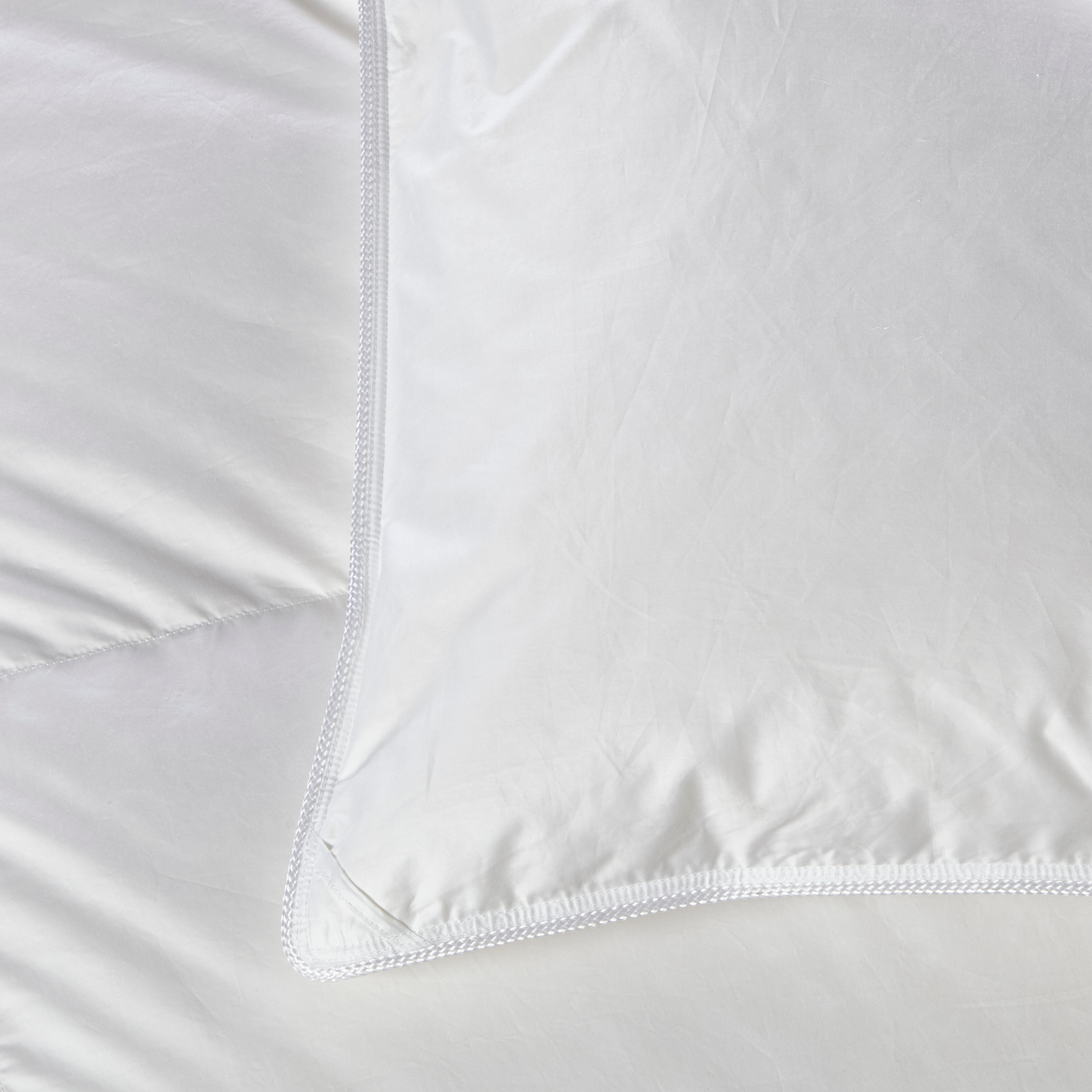 This luxurious duvet is made with white goose down - renowned worldwide for its outstanding insulation and fill power.