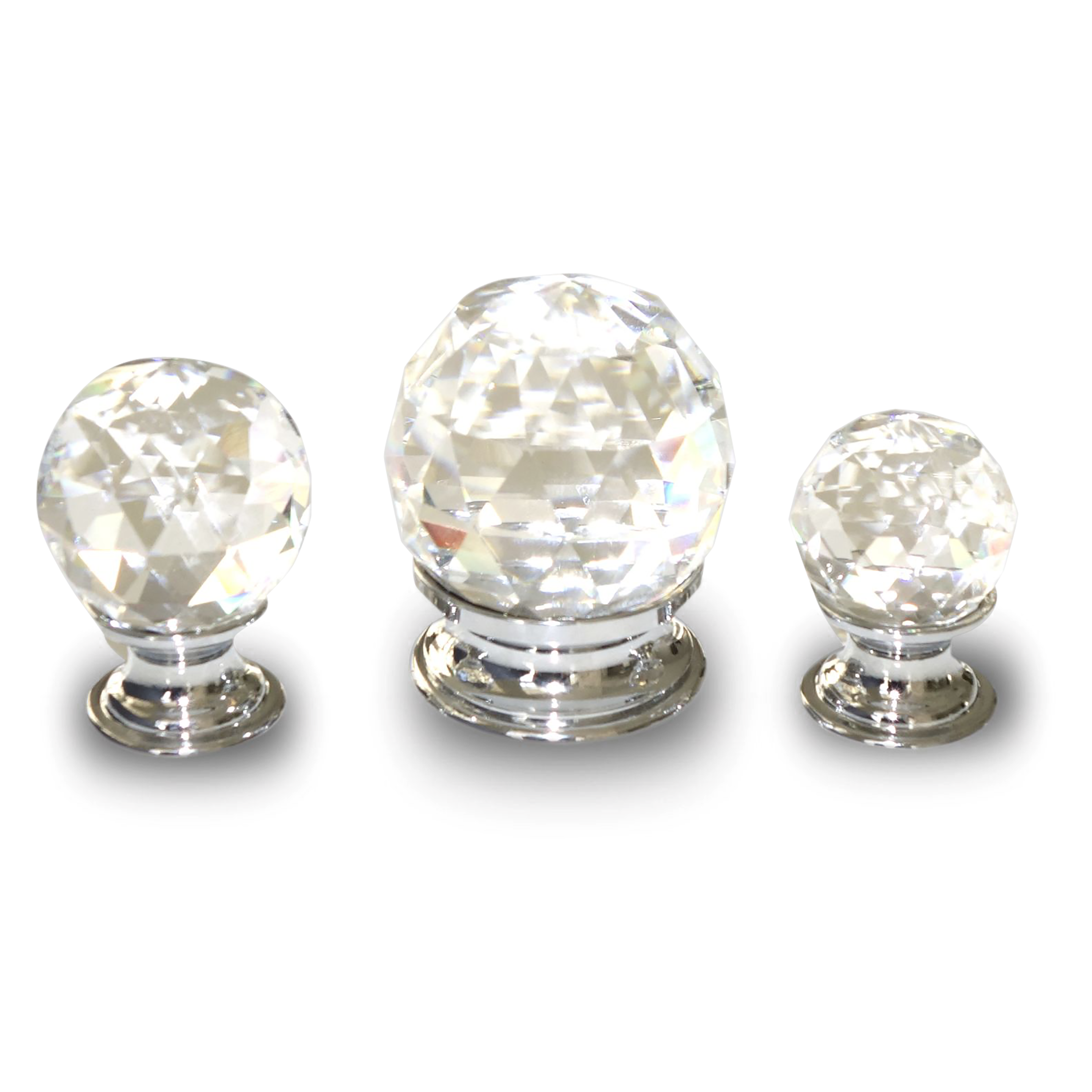 A glamorous traditional crystal knob.